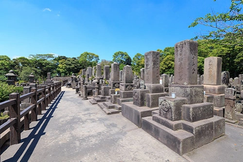 大きな墓石が立ち並ぶ墓地