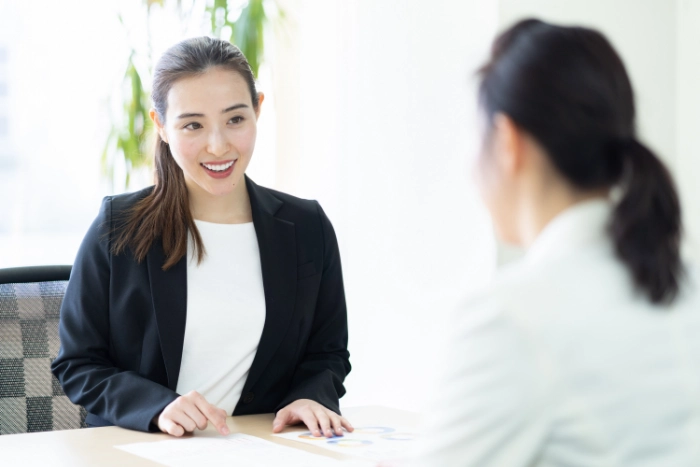 打ち合わせを行う顧客と担当者