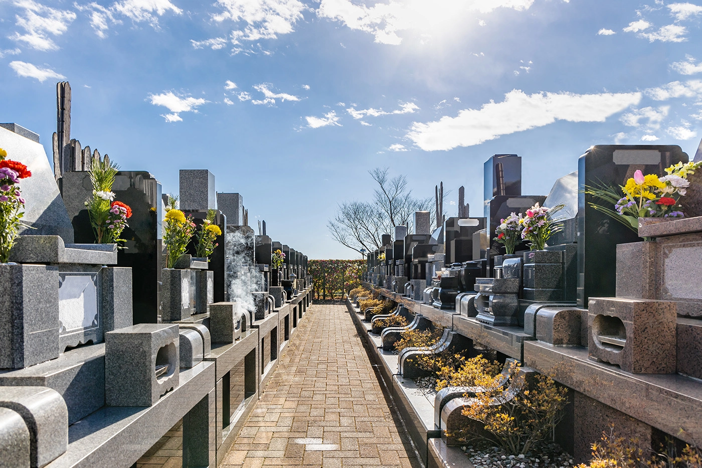 広い通路を持つ墓地